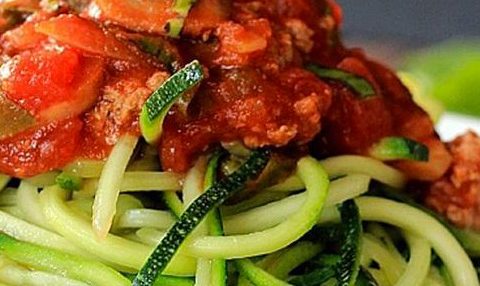 Zoodles od tikvica s rajčicama, češnjakom i bosiljkom