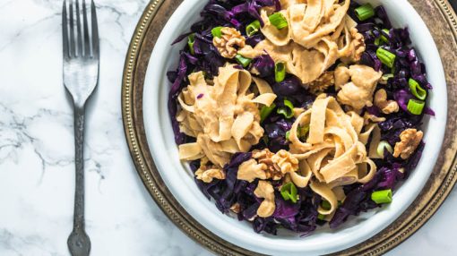 Vege fettuccine s crvenim kupusom i sirnim umakom od slanutka